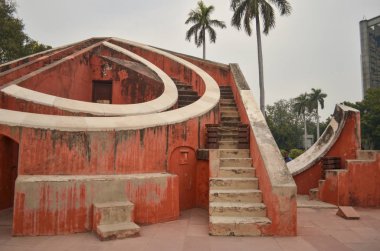 Şu yarı Jantar Mantar, Delhi, Hindistan bir Jaipur Mihrace Jai Singh II tarafından inşa edilen, açık enesali Yantra görüntüsünü görüntüleyin. Güneş saat ve aletleri zamanı ölçmek için evler. 