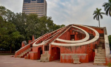 Yan görünümü ön enesali Yantra Jantar Mantar, Jaipur Mihrace Jai Singh II tarafından inşa edilen, vurdu. Güneş saat ve aletleri zamanı ölçmek için evler. 