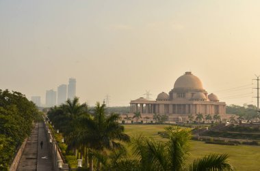 Ambedkar Stupa Ambedkar parkta Rashtriya Dalit Prerna Pratibimb Sthal Noida ana kubbe görünümü, Lucknow Uttar Pradesh öğlen vurdu.. 