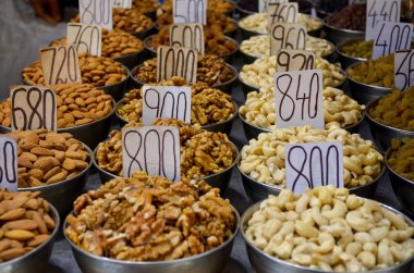 En iyi görünüm güzel yığılmış kuru meyve örneklerinin sokup yerleştirilir ve eski delhi Çarşısı Khari Bouli, Chandni Chowk'tan, Delhi, Hindistan bir dükkanda gözler önüne sereceğiz