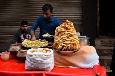 Delhi, Hindistan, 2019. Hazırlama ve ünlü baharatlı chaat Chandni Chowk'tan, eski Delhi, Hindistan hizmet sokak hawker