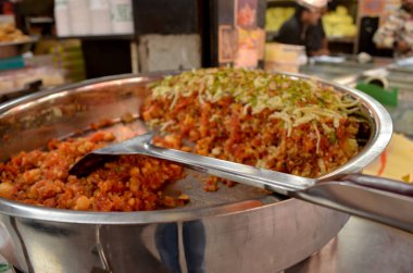 Taze hazırlanmış bir peçete Gajar (havuç) Ka helva - Hint bir tatlı hizmet Kepçe odaklı Chandni Chowk eski Delhi, Hindistan sokaklarında tatlı bir dükkanının tutulur.