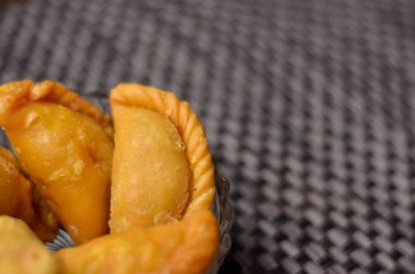 bir gri mat karşı bir cam kasede servis ghujia