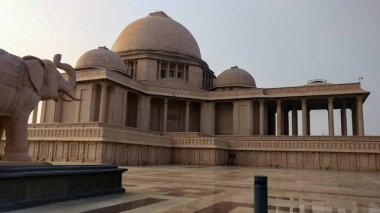 Ambedkar Stupa Ambedkar parkta Rashtriya Dalit Prerna Pratibimb Sthal Noida ana kubbe, Lucknow Uttar Pradesh öğlen vurdu.. 