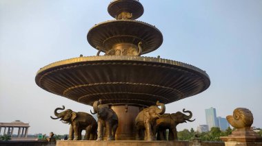 Çeşme Ambedkar Park Rashtriya Dalit Prerna Pratibimb Sthal Noida, Lucknow Uttar Pradesh öğlen vurdu. 