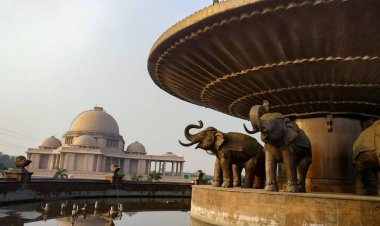 Çeşme & Ambedkar park Rashtriya Dalit Prerna Pratibimb Sthal Noida, Lucknow Uttar Pradesh öğlen vurdu ana Stupa kubbe. 