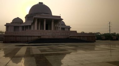 Ambedkar Stupa Ambedkar parkta Rashtriya Dalit Prerna Pratibimb Sthal Noida ana kubbe, Lucknow Uttar Pradesh günbatımında vurdu.