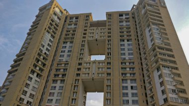 Düşük açısı Shot / modern yüksek katlı çok katlı lüks konut daire toplumun görünümü oluşturma Delhi Ncr, Mumbai, Pune, Hyderabad, Lucknow, Jaipur, Kalküta, Noida, Gurgaon, Chennai, Bangalore, Raipur, Amaravati, Hindistan