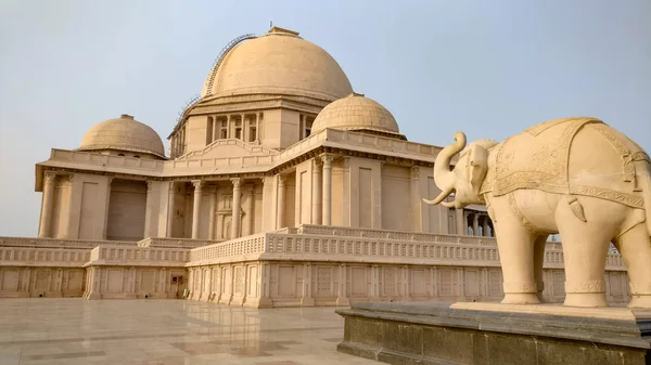 Ambedkar Stupa Ambedkar parkta Rashtriya Dalit Prerna Pratibimb Sthal Noida ana kubbe, Lucknow Uttar Pradesh öğlen vurdu.. 