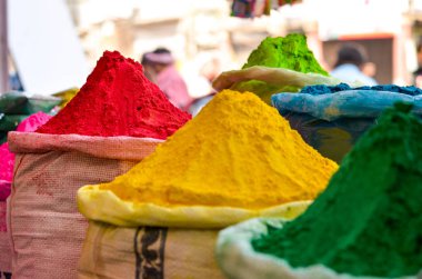 Organik holi renkli eski delhi sokak işareti sergilenen höyükleri