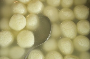  Bengalce Hint ünlü tatlı gıda Rasgulla veya Rosogulla Hindistan 'da tatlı bir dükkanda ekranda tutulan