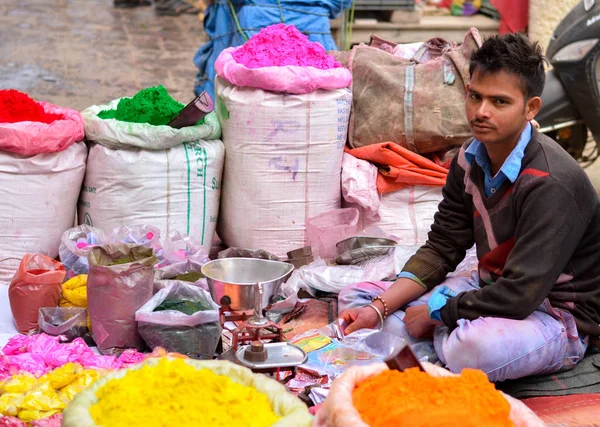 Retrato editorial del dueño de una tienda que vende colores para el festival holi en el viejo mercado de Delhi — Foto de Stock