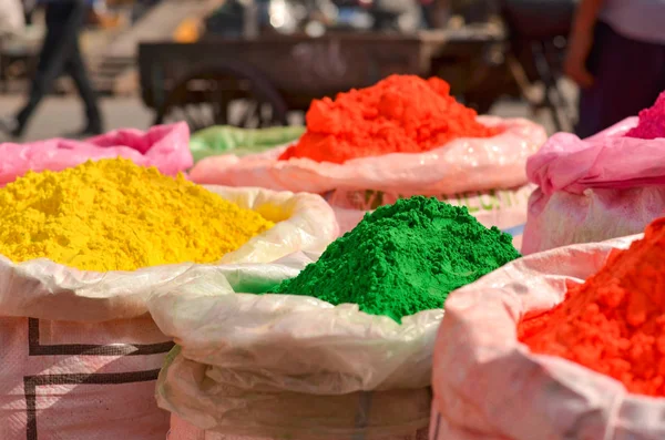 Worki jutowe różnych kolorowych organicznych kolorach gulal na wyświetlaczu — Zdjęcie stockowe