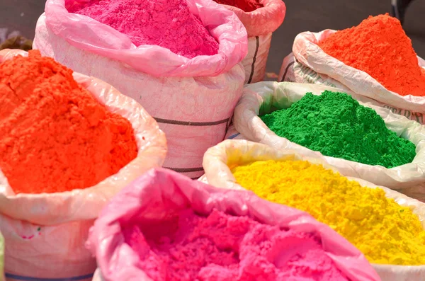 Gunny zakken van organische kleuren gulal tentoongesteld in het oude delhi voor h — Stockfoto