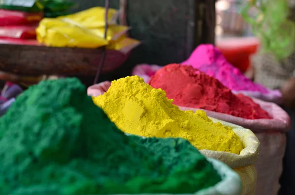 Gunny zakken voor biologische gulal kruiden holi color tentoongesteld te koop in oude delhi markt — Stockfoto