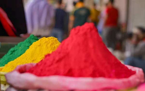 Terpen voor organische holi color gulal tentoongesteld in de oude straten van delhi — Stockfoto