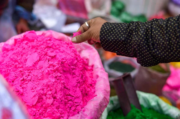 Hand kontrollera kvalitet och konsistens av den organiska rosa holi gulal — Stockfoto