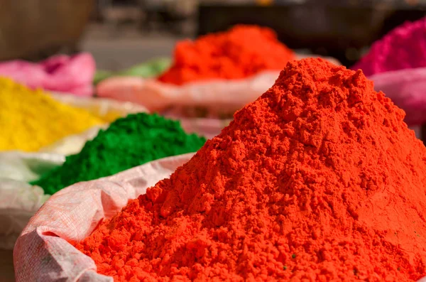 Terpen voor organische oranje holi color gulal tentoongesteld in het oude delhi — Stockfoto