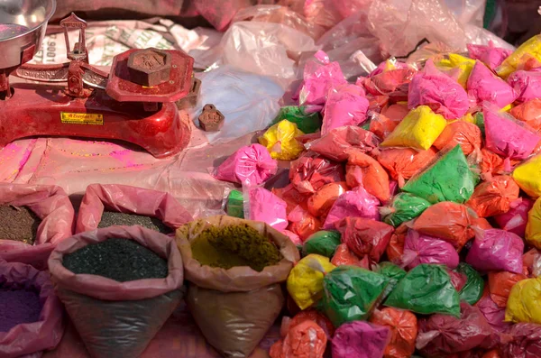 Pakketten van holi kleuren op beeldscherm in straatmarkten van delhi — Stockfoto