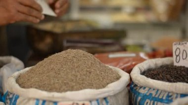 Baharat dükkanı sahibi eski Delhi pazarında kimyon baharatlarına fiyat etiketi koyuyor.