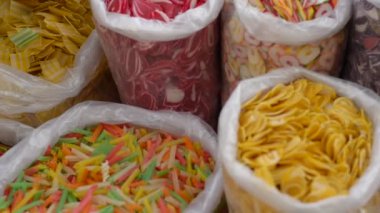 çeşitli fryumlar - eski Delhi baharat pazarında aperatifler sergileniyor
