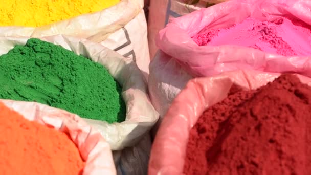 Biologische Kruiden Holi Gulaal Kleuren Gehouden Gunny Zakken Worden Verkocht — Stockvideo