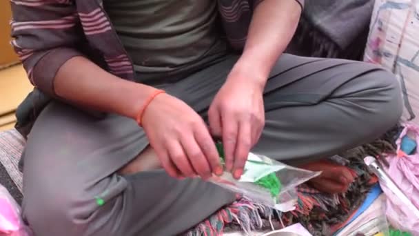 路边商贩使用钢铁勺子测量和包装有机 草药霍利古拉尔颜色在塑料聚乙烯包装出售的重量 在印度北部德里 — 图库视频影像