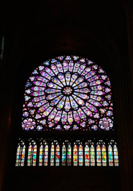 Fransa'da yangın trajedisi önce Cathedrale Notre Dame de Paris yuvarlak renkli cam pencere