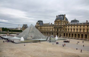 Ikiz piramitleri ile Louvre müze sarayı, Paris, Leonardo da Vinci tarafından boyanmış Mona Lisa resim görüntülemek için ünlü Fransa