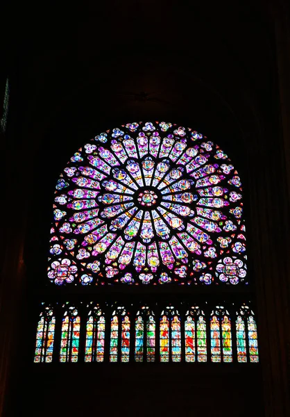 Fransa'da yangın trajedisi önce Cathedrale Notre Dame de Paris yuvarlak renkli cam pencere