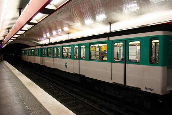 paris metro на станции метро