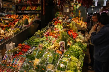 Barselona, İspanya - Mayıs 2019. Müşteriler La Boqueria, Mercat Abaceria, La Maquinista 'daki işlek pazar pazarından meyve ve sebze alıyor.