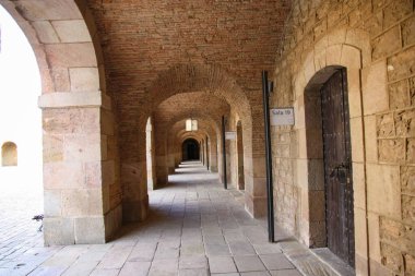 Binaların, kapıların ve kemerlerin mimari dekorasyonları