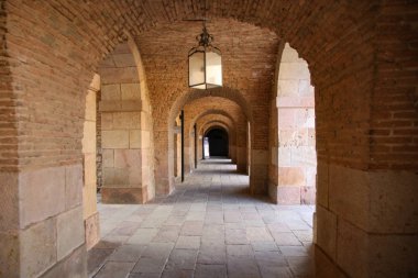 Binaların, kapıların ve kemerlerin mimari dekorasyonları