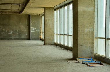 Yüksek katlı konut kompleksi altında