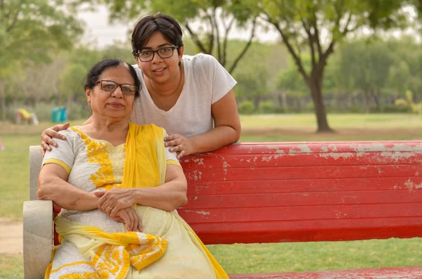 Feliz Olhando Jovem Mulher Indiana Com Sua Mãe Sentada Banco — Fotografia de Stock