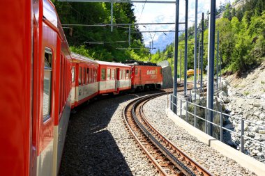 İsviçre Dağ Treni Buzul Ekspresi Alpleri geçerken bükülme eğrisi aldı