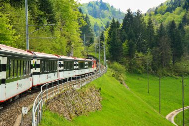 İsviçre Dağ Treni Buzul Ekspresi Alpleri geçerken bükülme eğrisi aldı