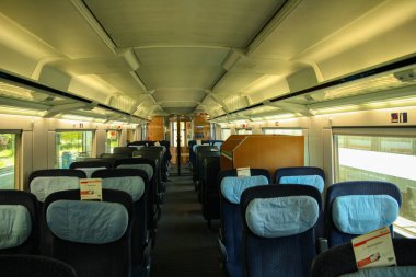 Boş bir trenin içinde.