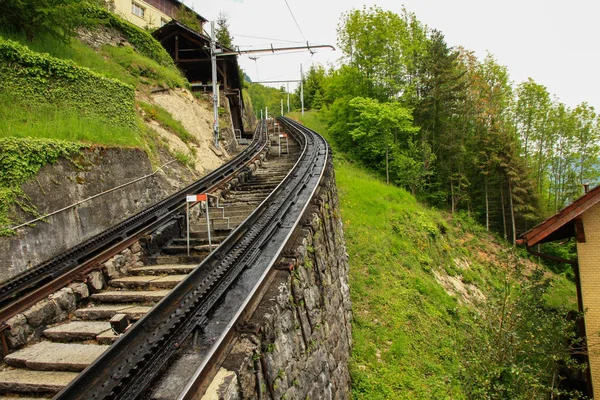 从瑞士皮拉图斯铁路列车上欣赏齿轮铁轨 皮拉图斯铁路公司是世界上最陡峭的齿轮架铁路 — 图库照片