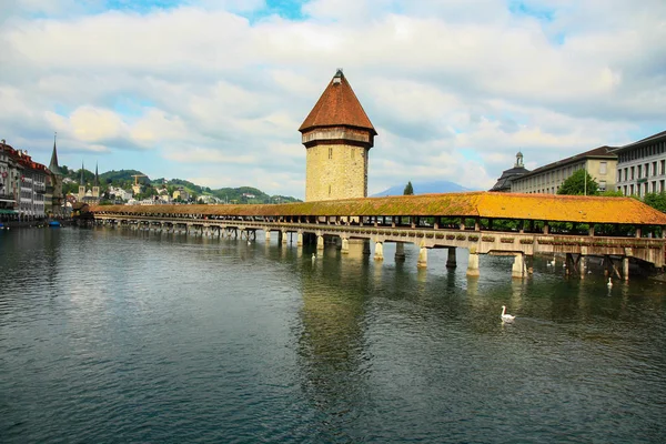 Famoso Puente Capilla Kapellbrcke Lucerna Hermoso Día Nublado Verano Suiza — Foto de Stock