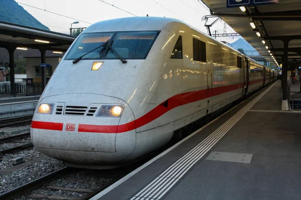 Almanya'da yüksek hızlı mermi tren Berlin, Almanya'da istasyon platformunda ayakta plying. Bu modern maglev trenleri saatte 350 km'ye kadar çıkabilir ve birçok Avrupa ülkesini ve şehrini birbirine bağlayabilir