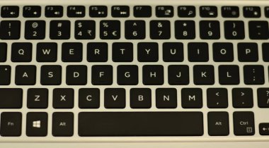 Bir ofis ayarında qwerty klavyesinin soyut görünümü