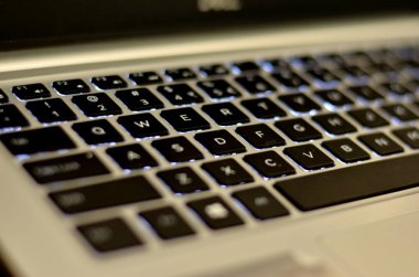 Bir ofis ayarında qwerty klavyesinin soyut görünümü