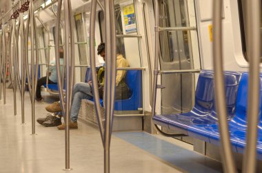 Gece mavi koltuklar ile Delhi Metro Magenta hattının boş otobüs. Lucknow, Haydarabad, Kolkata, Jaipur, Bangalore, Mumbai, Chennai Hindistan'da Hindistan'da birçok şehirde metro var
