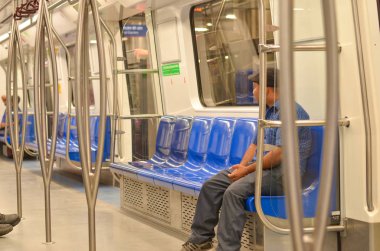 Delhi, Hindistan, 2020. Geceleri mavi koltuklu Delhi Metro Magenta hattı boş vagonu. Lucknow, Hyderabad, Kolkata, Jaipur, Bangalore, Mumbai, Chennai gibi birçok Hint şehrinde metro vardır.. 