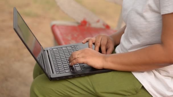 Młoda Hinduska Kobieta Pracująca Laptopie Parku Delhi Indie — Wideo stockowe