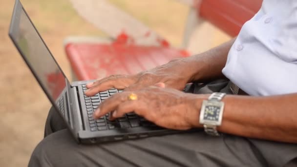 Starszy Indianin Pracujący Laptopie Parku Delhi Indie — Wideo stockowe