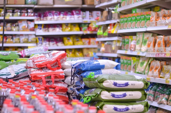 Yeni Delhi, Hindistan 2019. Popüler FMCG markalarından pirinçler, bir alışveriş merkezindeki bir marketin koridorunda sergileniyor..