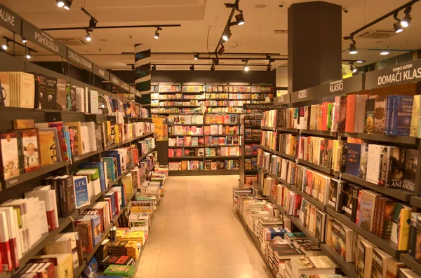 Belgrad, Sırbistan'da Yerli Klasikler, Psikolojik vb. bölümlerin altındaki bir alışveriş merkezindeki bir kitapçıda raflarda sergilenen kitaplar.